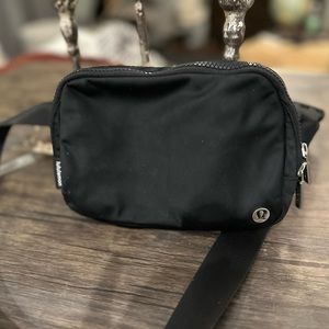 2 L lululemon belt bag